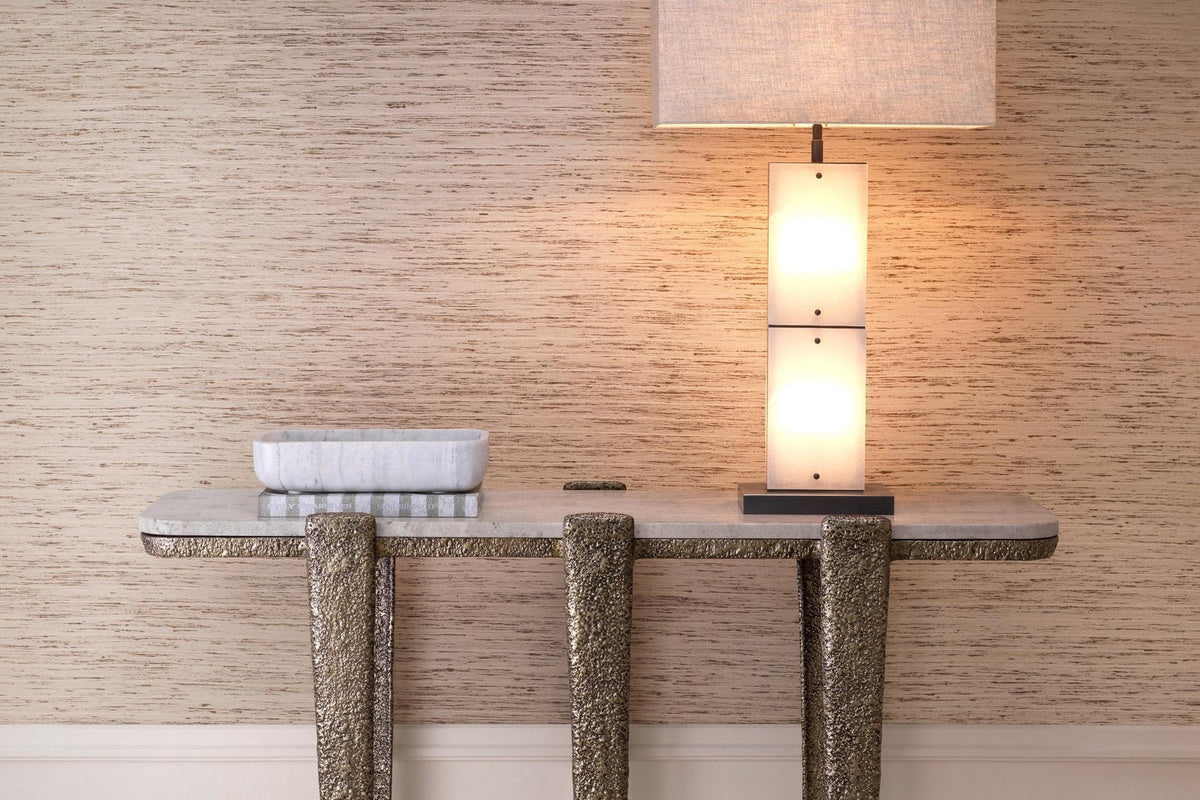 Eleganter Konsolentisch mit Tischlampe und Marmorplatte