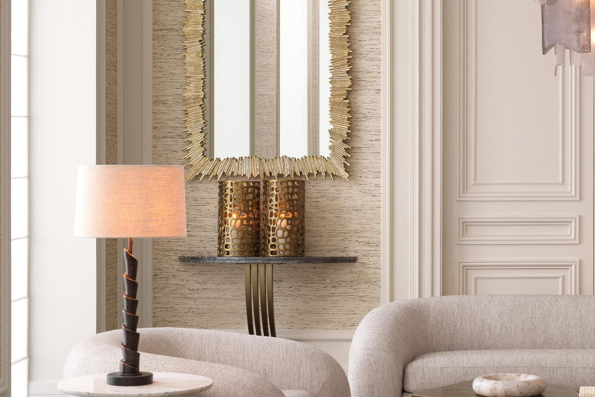 Elegantes Wohnzimmer mit beigem Sessel und Spiegel