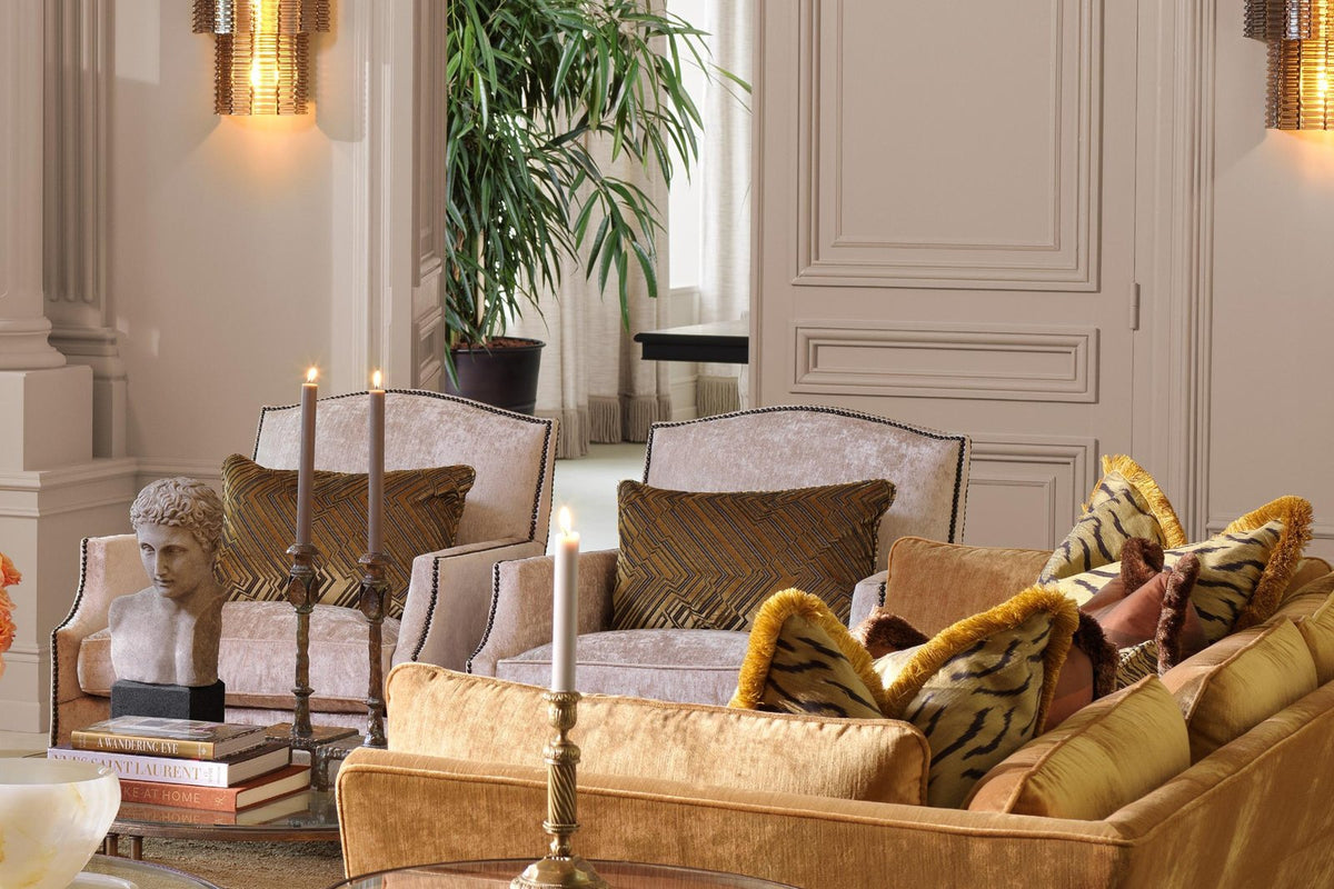 Elegantes Wohnzimmer mit goldenem Sofa und Wandleuchten