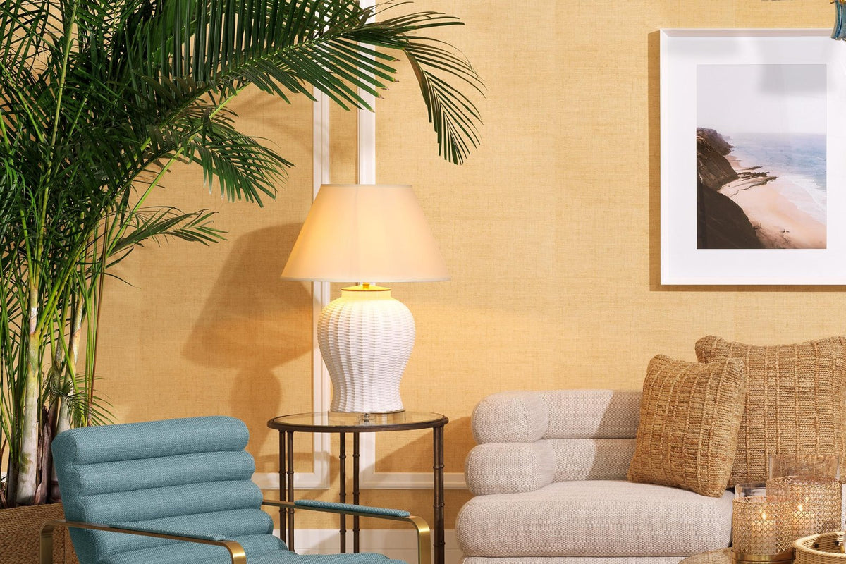 Gemütliches Wohnzimmer mit blauem Sessel und Pflanze