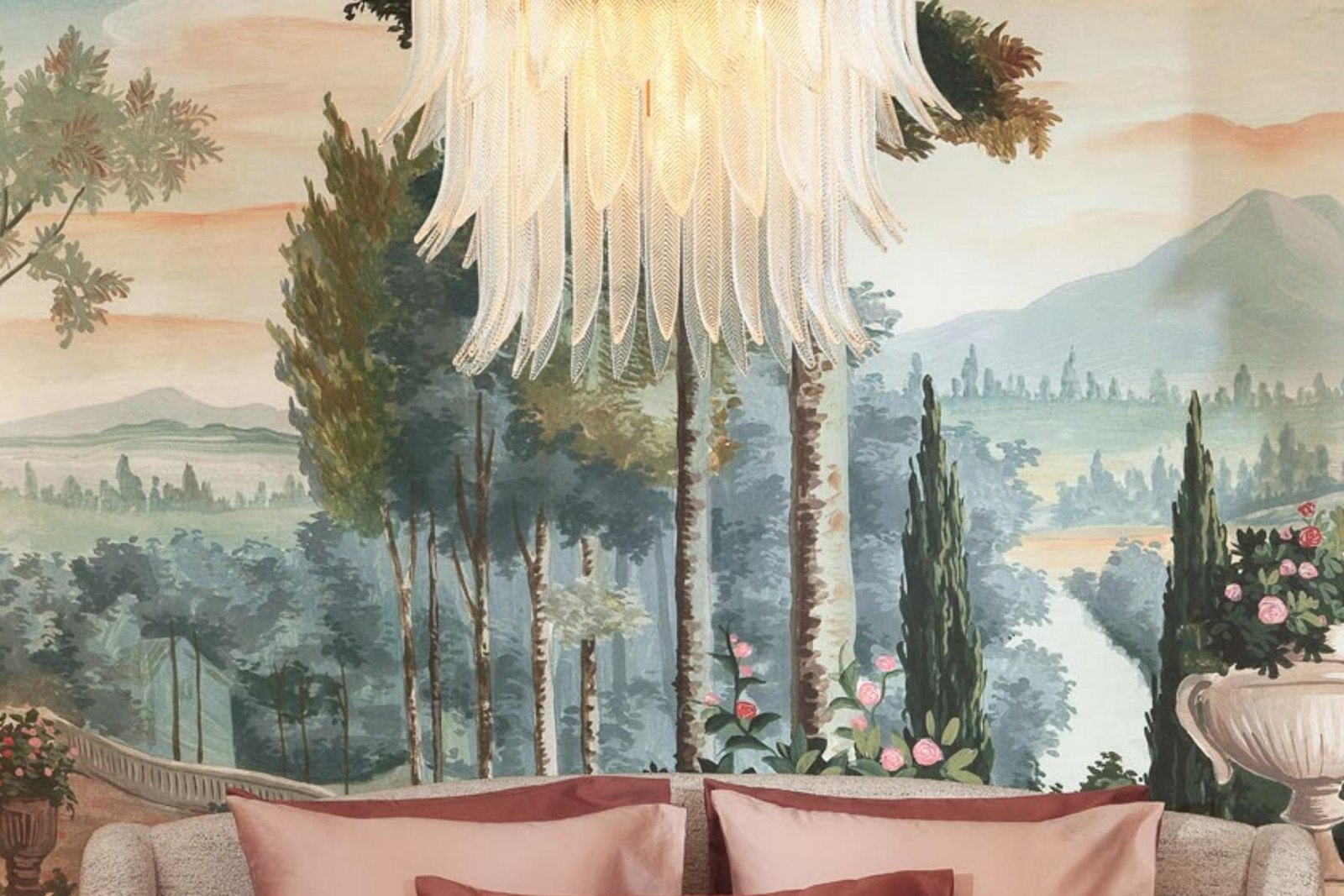 Schlafzimmer mit Kronleuchter und Landschaftstapete