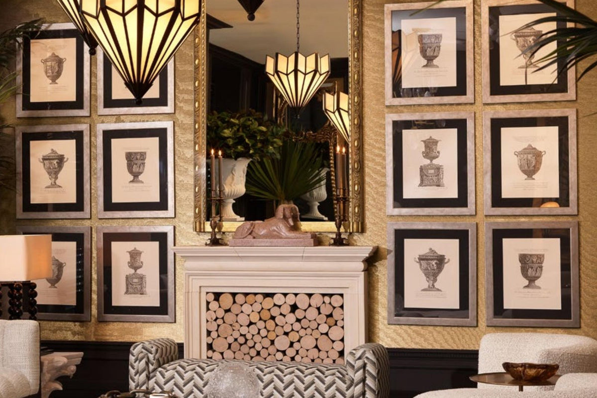 Luxuriöses Wohnzimmer mit Art-Déco-Pendelleuchten und Kamin