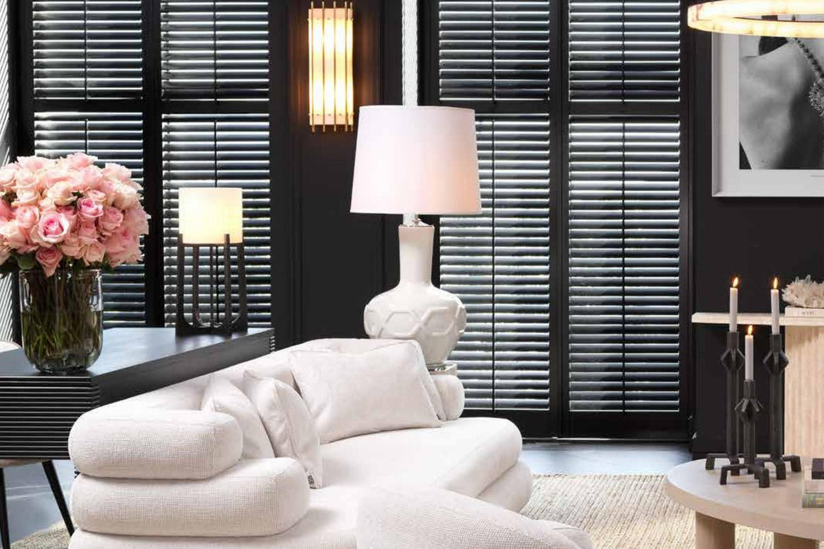 Elegantes Wohnzimmer mit cremefarbenen Möbeln und Jute-Teppich