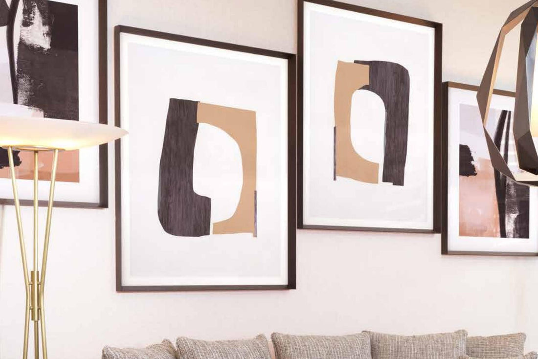 Modernes Wohnzimmer mit beigem Sofa und Kunst