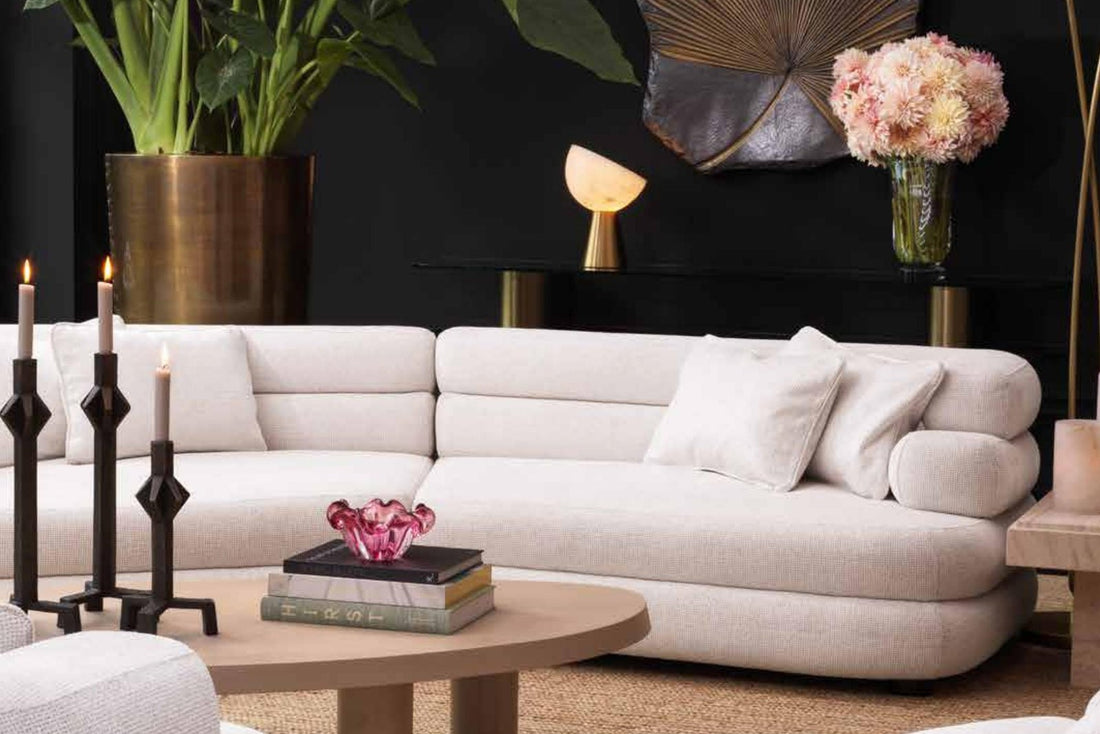 Elegantes Wohnzimmer mit cremefarbenem Sofa und Pflanzen