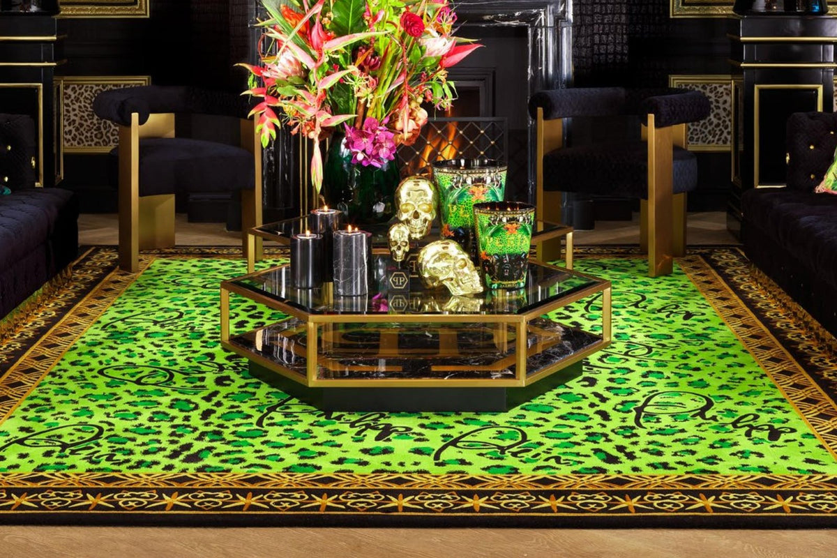 Luxuriöses Wohnzimmer mit grünem Teppich und Kronleuchter