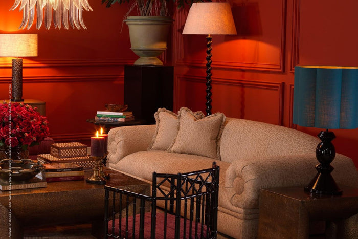 Floor lamp behind the armchair: Reading light without shadows