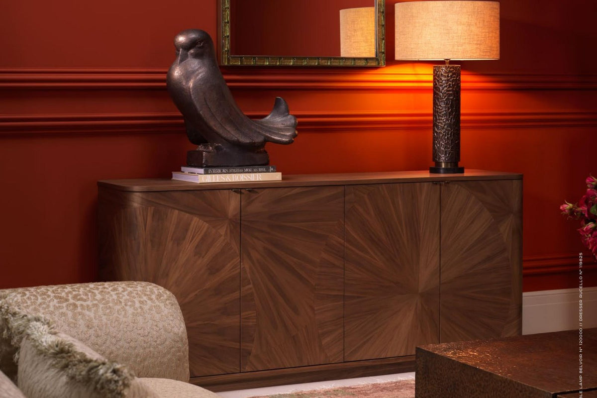 Elegantes Wohnzimmer mit roter Wand und Holzmöbeln