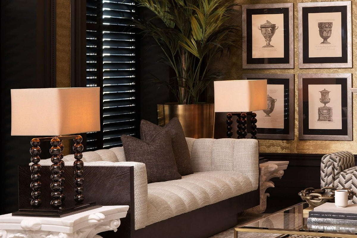 Luxuriöses Wohnzimmer mit dunklem Sofa und Goldakzenten