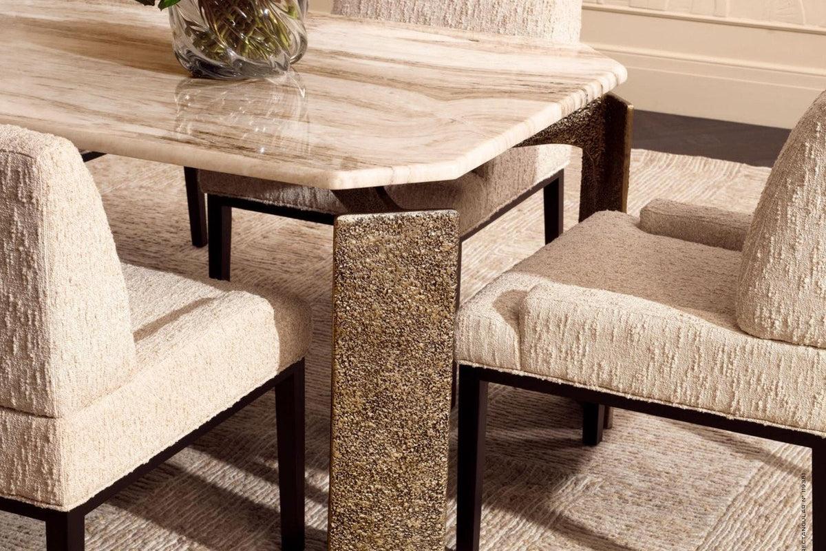 Eleganter Essbereich mit Marmortisch und Rosenstrauß