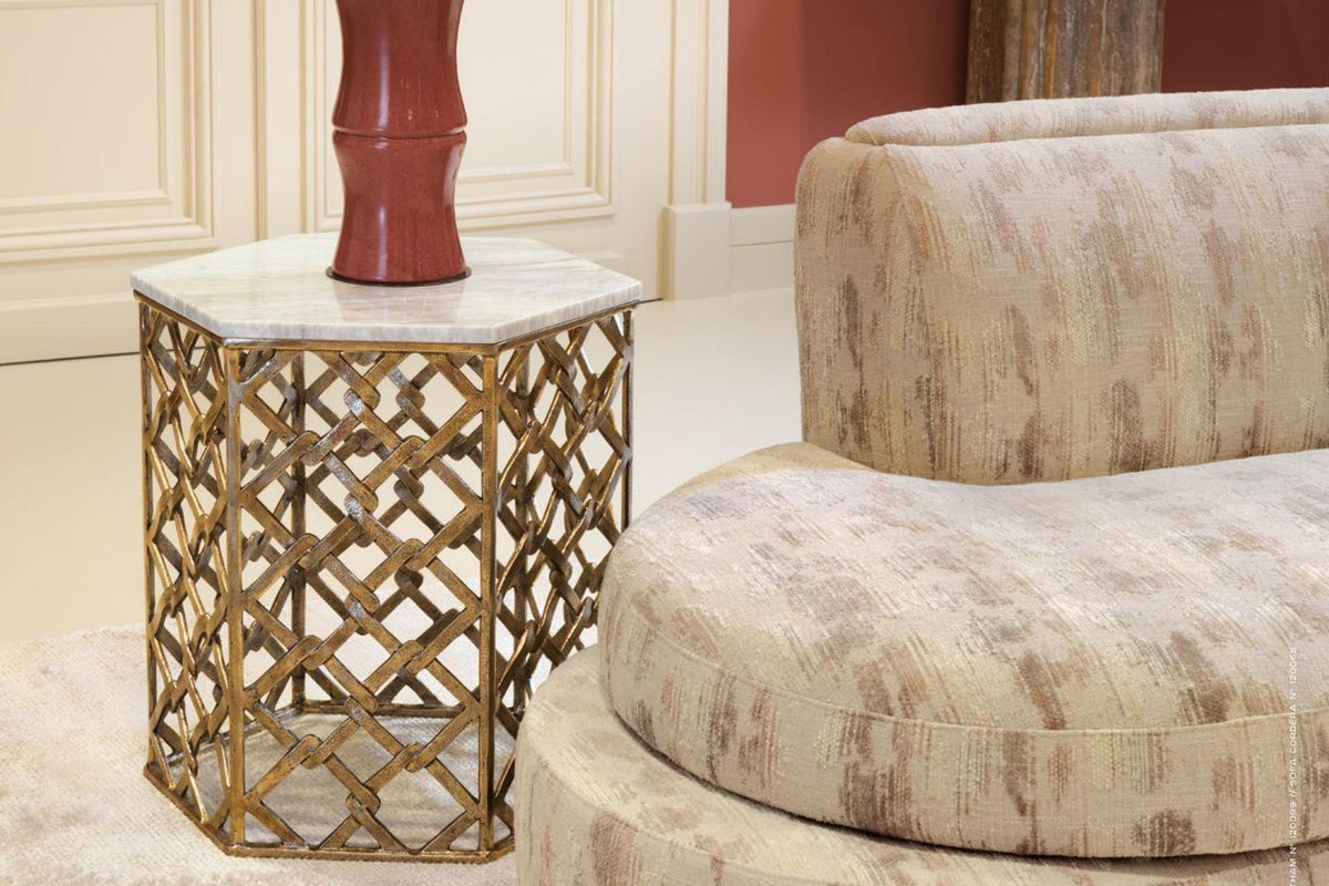 Elegantes Wohnzimmer mit roter Lampe und Beistelltisch