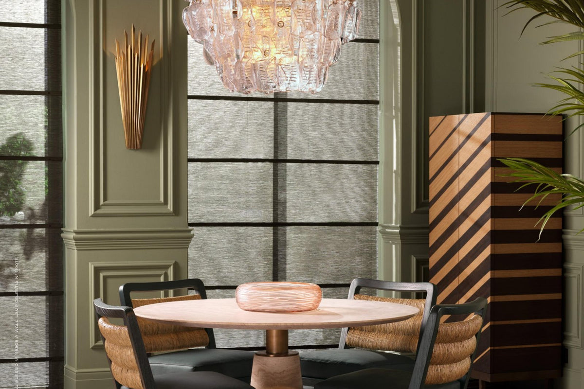 Elegantes Esszimmer mit Kronleuchter und Holzakzenten