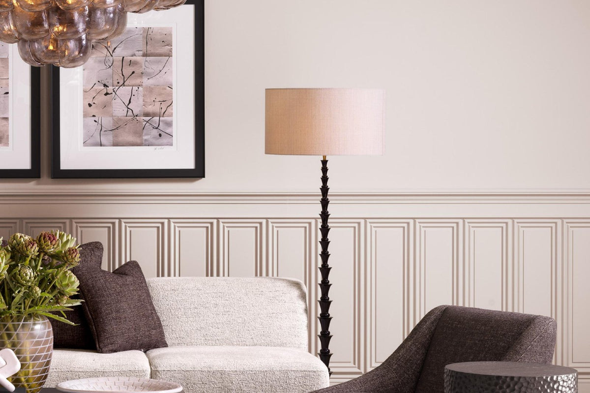Elegantes Wohnzimmer mit Kronleuchter und dunklen Möbeln