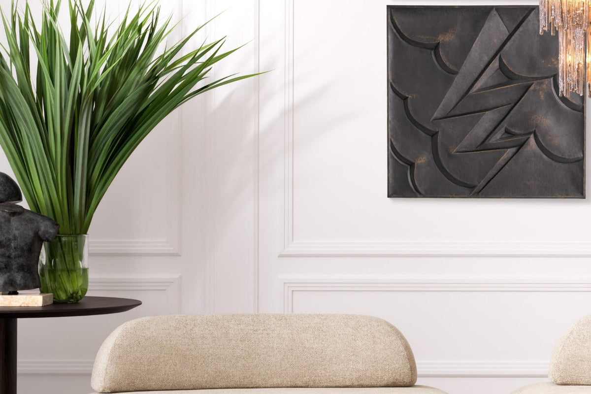 Modernes Wohnzimmer mit beigem Sofa und Pflanzen