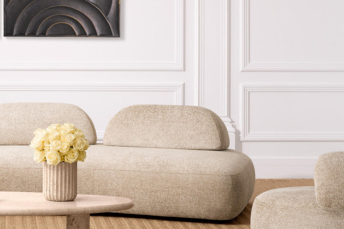 Elegantes Wohnzimmer mit beigem Sofa und Kronleuchter