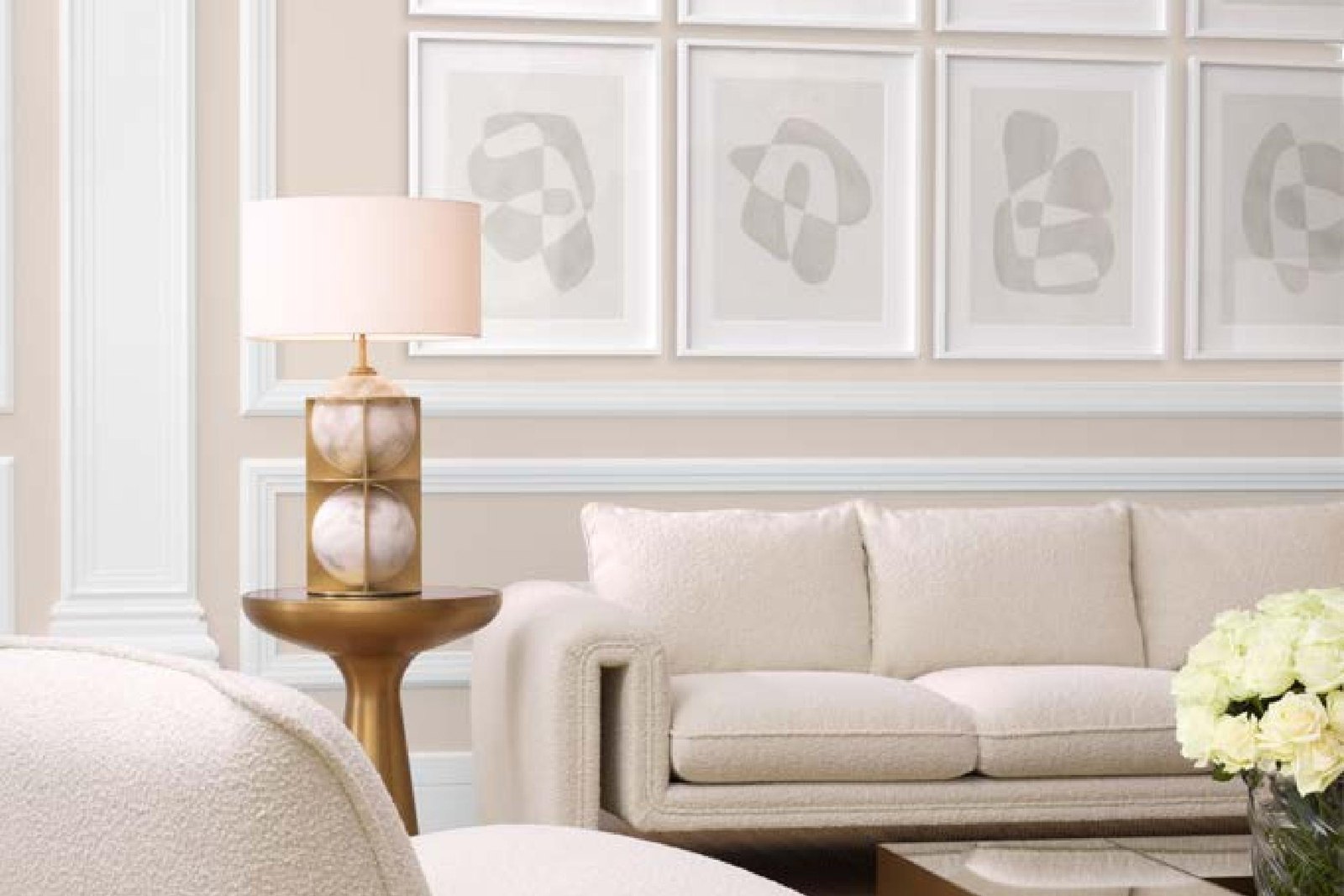 Elegantes Wohnzimmer mit cremefarbenen Möbeln und Kunst