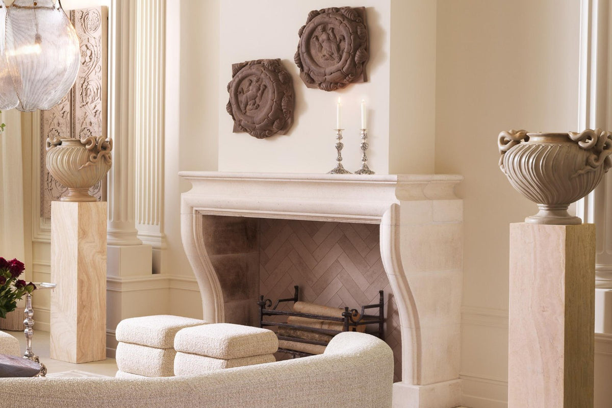 Elegantes Wohnzimmer mit Kamin und geschwungenem Sofa