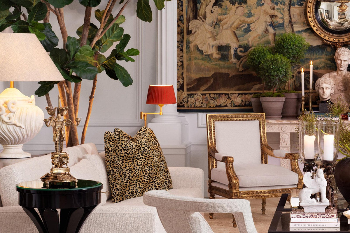 Luxuriöses Wohnzimmer mit Wandteppich und goldenen Akzenten