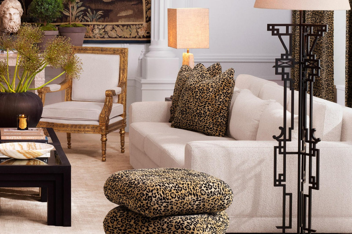 Luxuriöses Wohnzimmer mit Leopardenmuster und Wandteppich