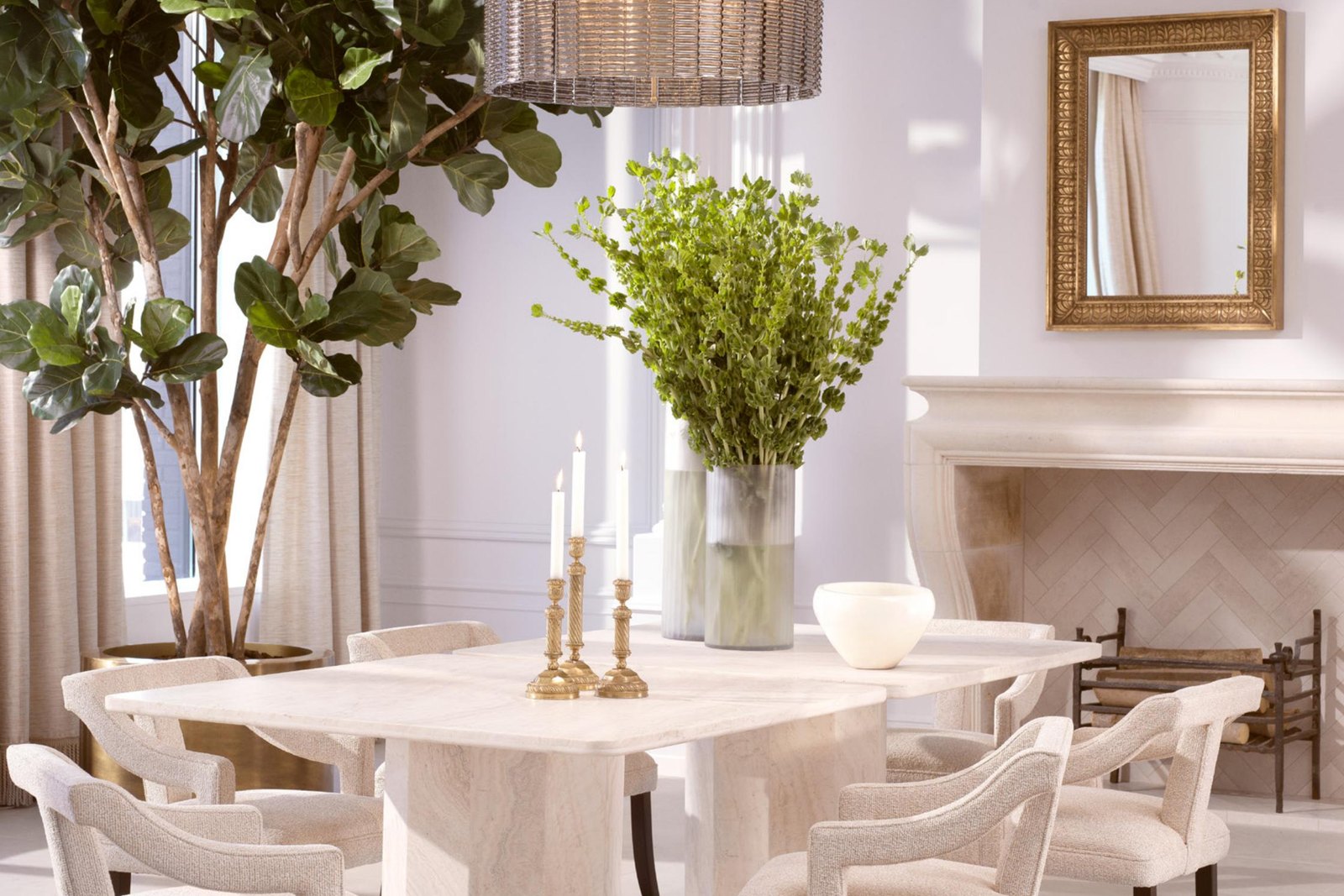 Elegantes Esszimmer mit hellem Tisch und Kronleuchter