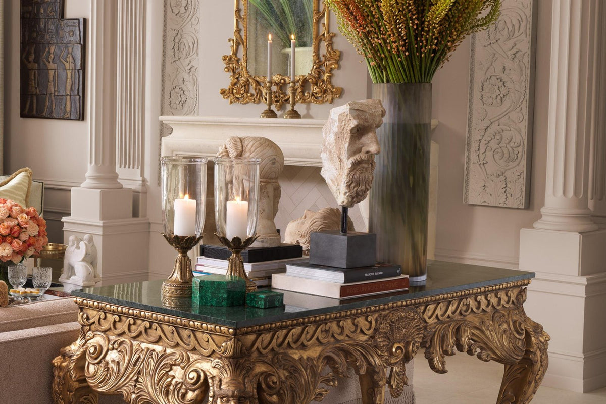 Opulenter goldener Konsolentisch mit Dekoration