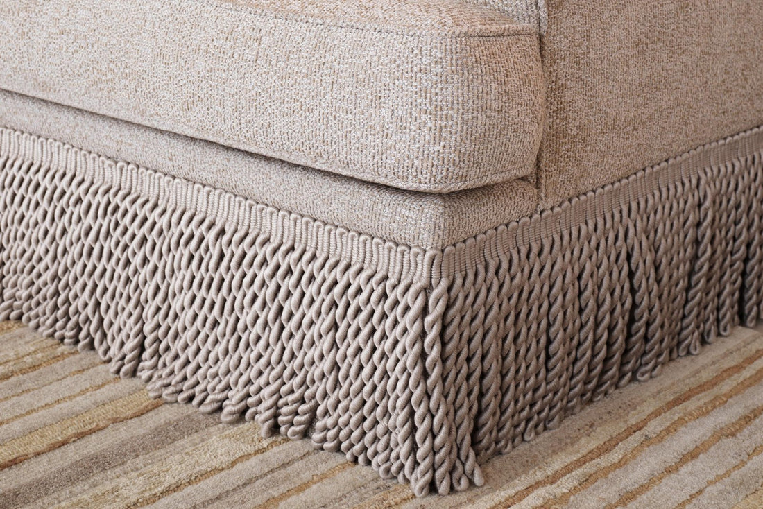 Elegantes Sofa mit Fransen und Zierkissen
