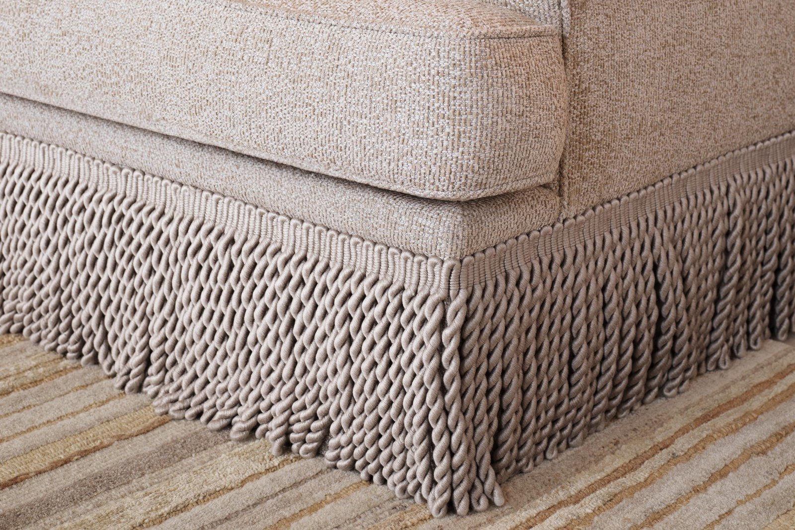 Elegantes Sofa mit Fransen und Zierkissen