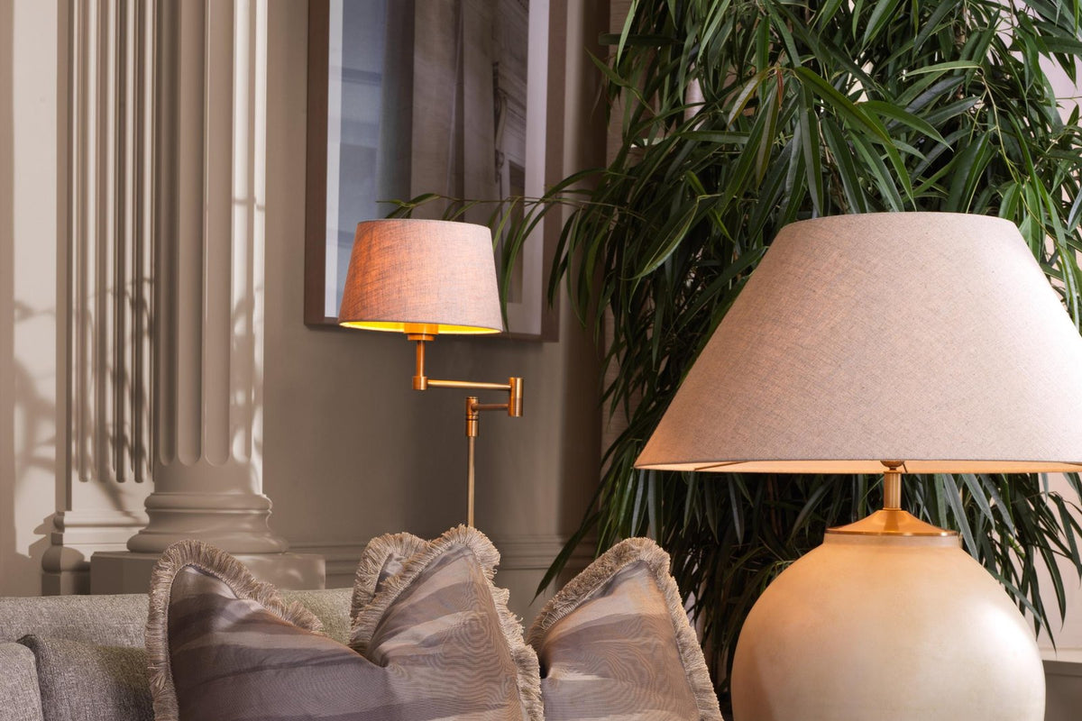 Gemütliches Sofa mit Kissen und warmem Licht