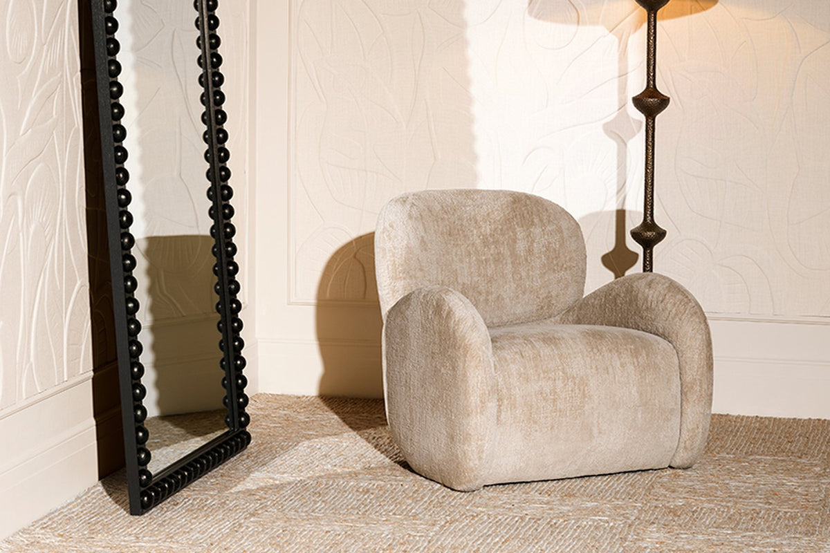 Gemütliche Ecke mit Sessel, Spiegel und Stehlampe
