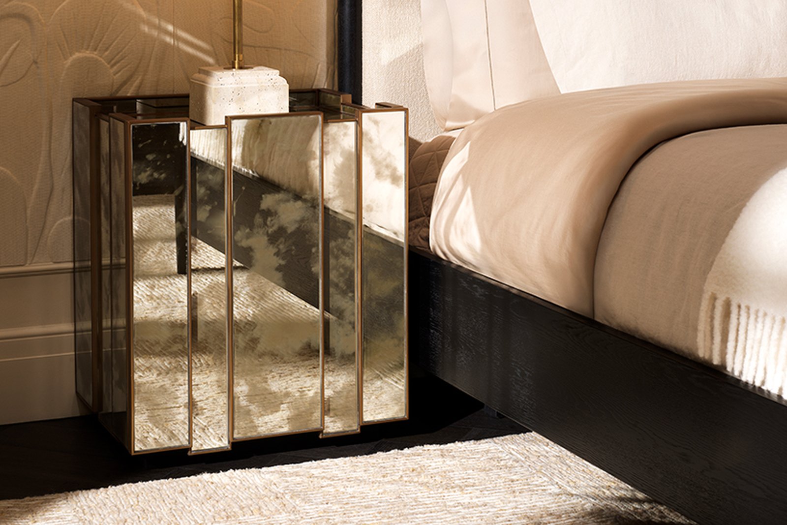 Elegantes Schlafzimmer mit Nachttisch und Lampe