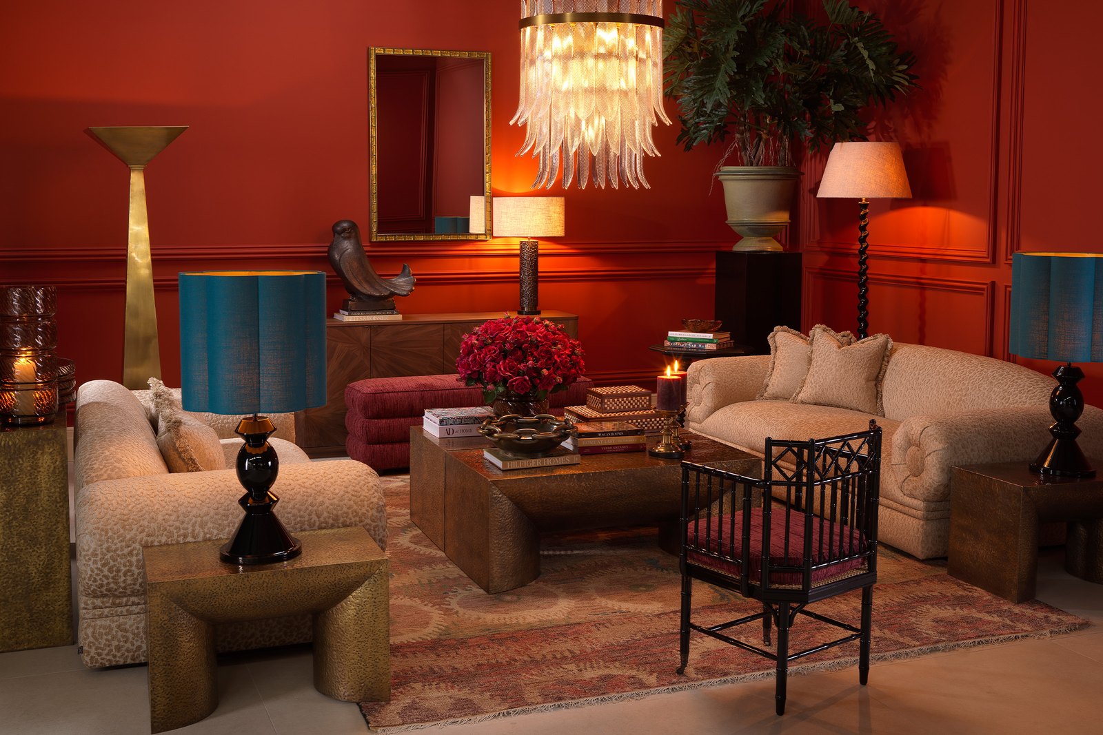 Luxuriöses Wohnzimmer in Rot und Gold