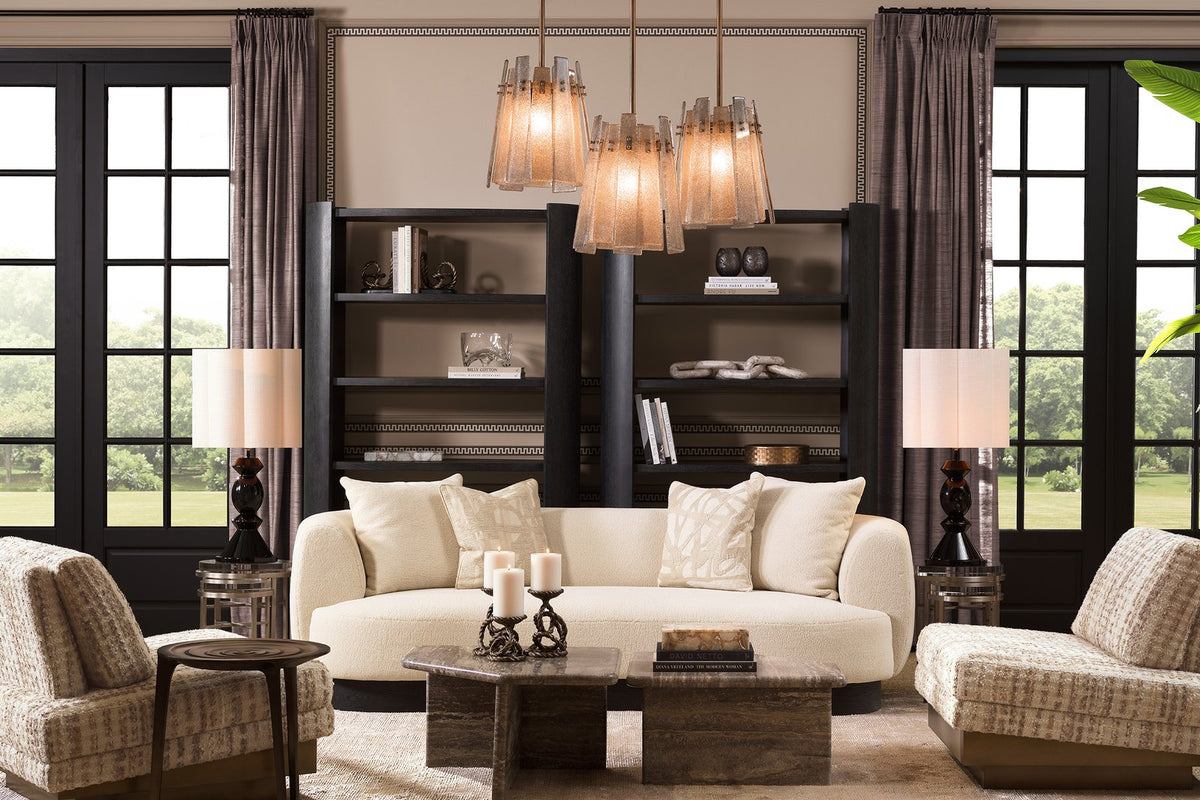 Elegantes Wohnzimmer mit beigem Sofa und dunklem Regal