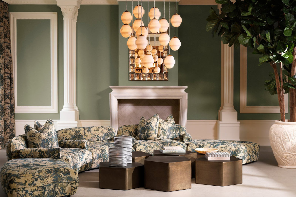 Elegantes Wohnzimmer mit modularem Sofa und Pendelleuchte