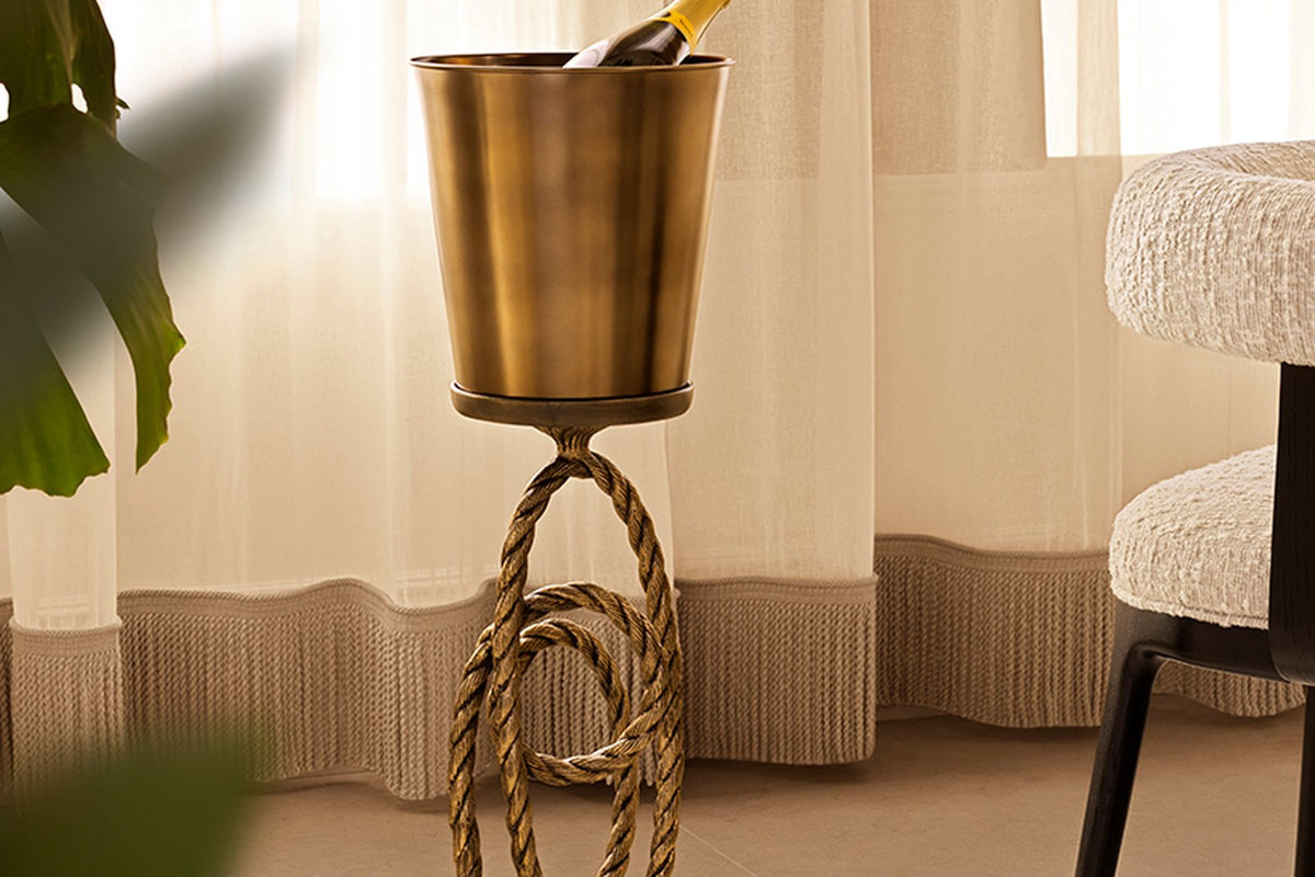 Eleganter Sektkühler in Messingoptik am Fenster
