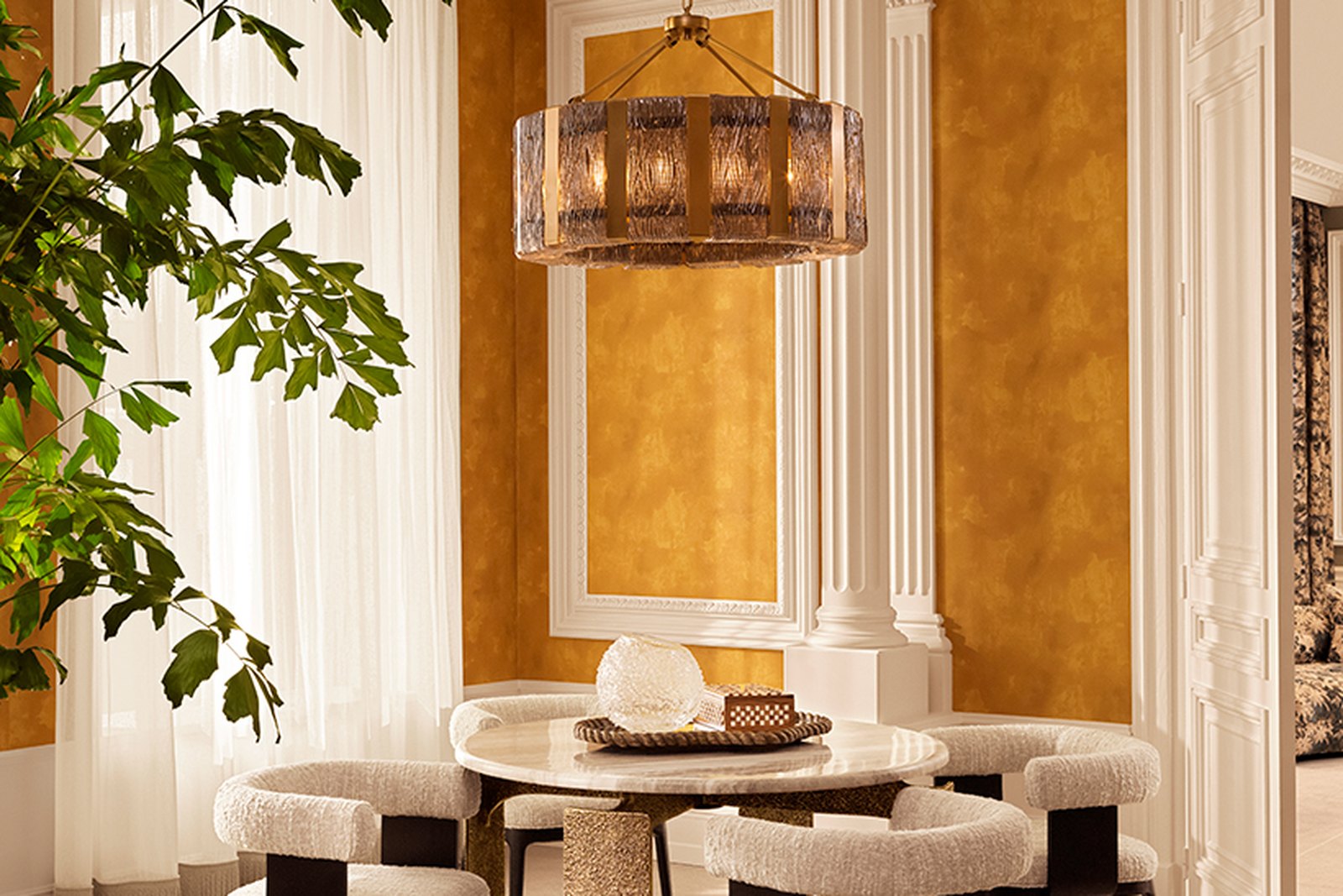 Elegantes Esszimmer mit goldenen Akzenten und Pflanzen