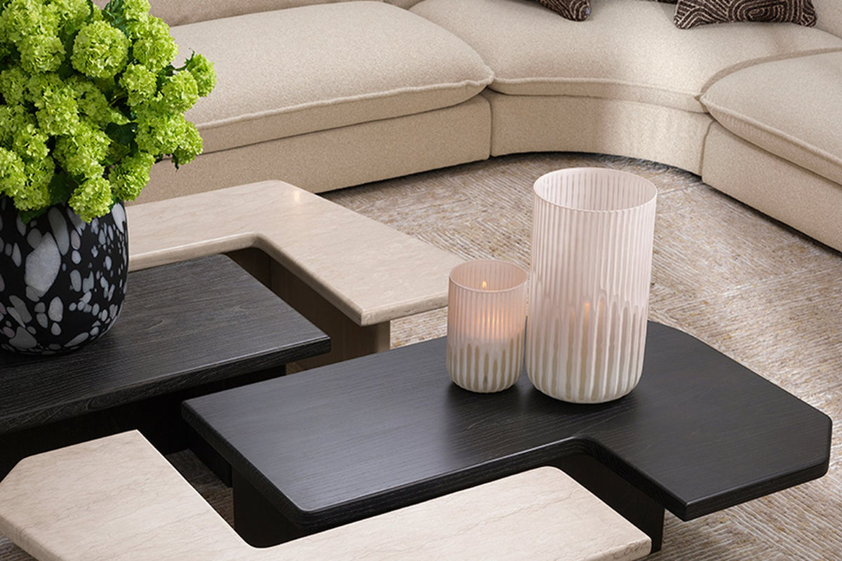 Moderne Couchtische mit Kerzen und Blumen