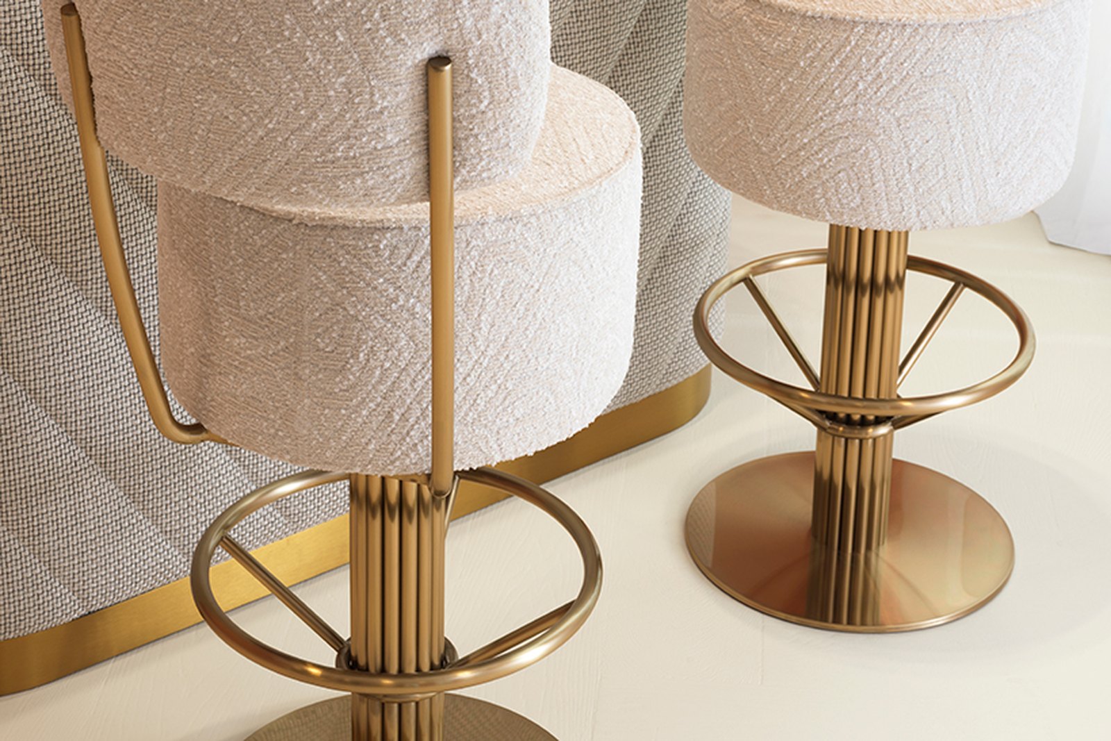 Elegante Bar mit goldenen Barhockern und Champagner