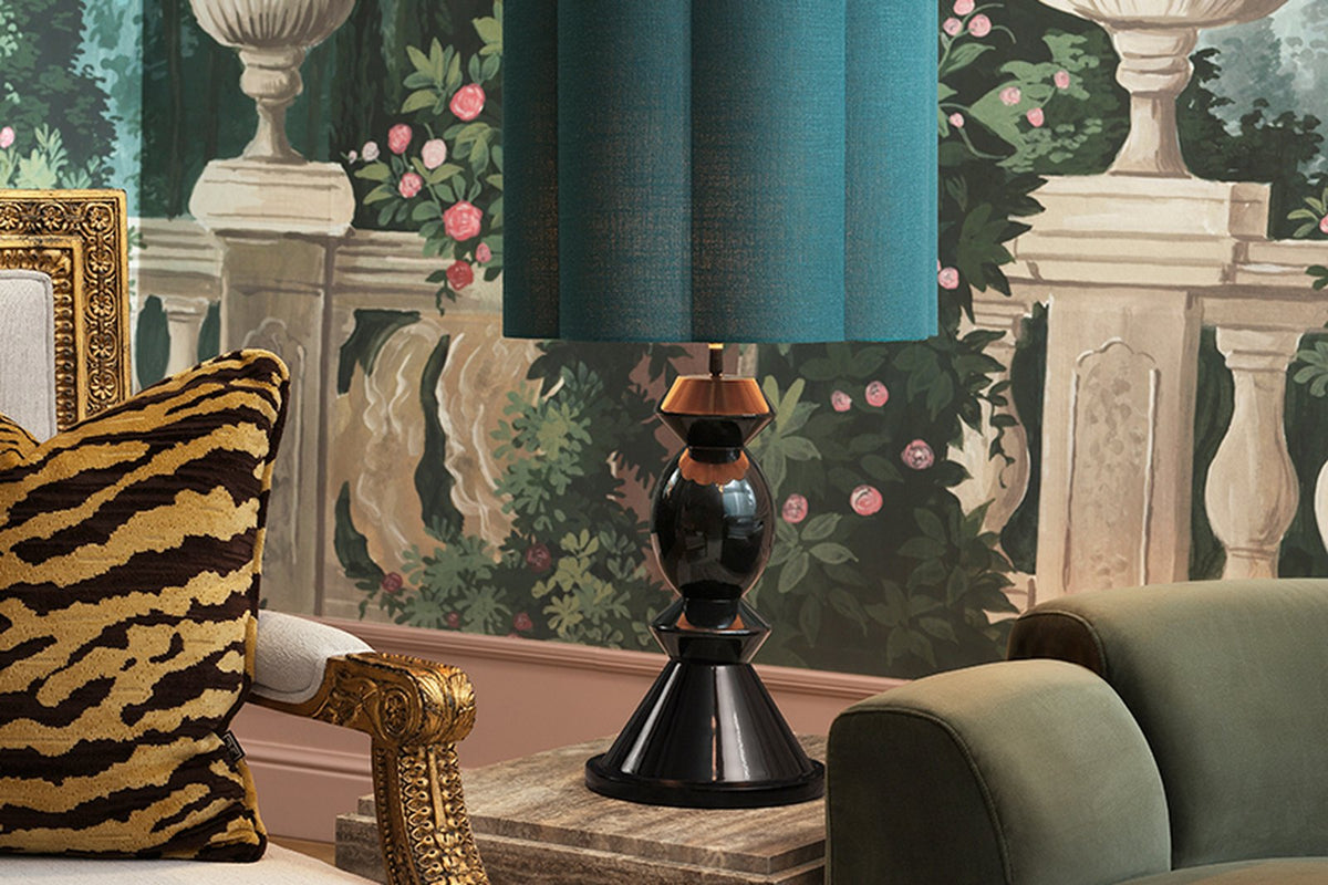 Luxuriöses Wohnzimmer mit grüner Lampe und Tapete