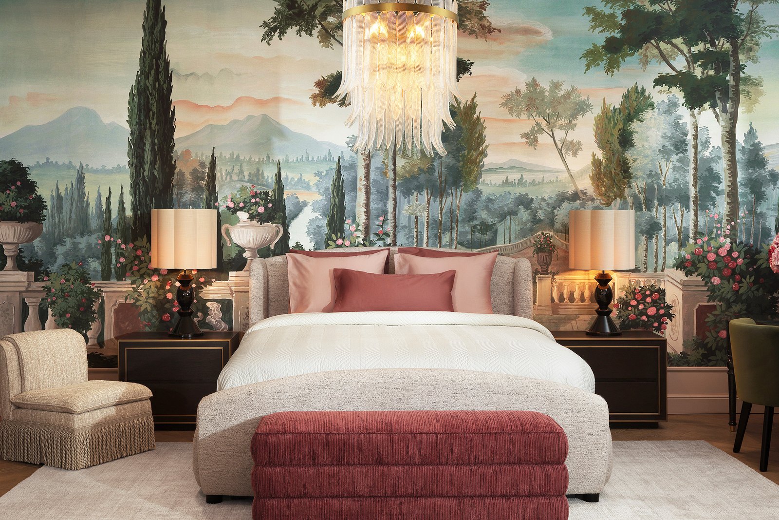 Luxuriöses Schlafzimmer mit Wandbild und Kronleuchter