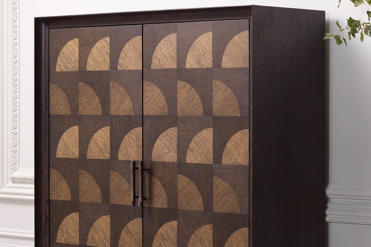 Eleganter Holzschrank mit geometrischem Muster