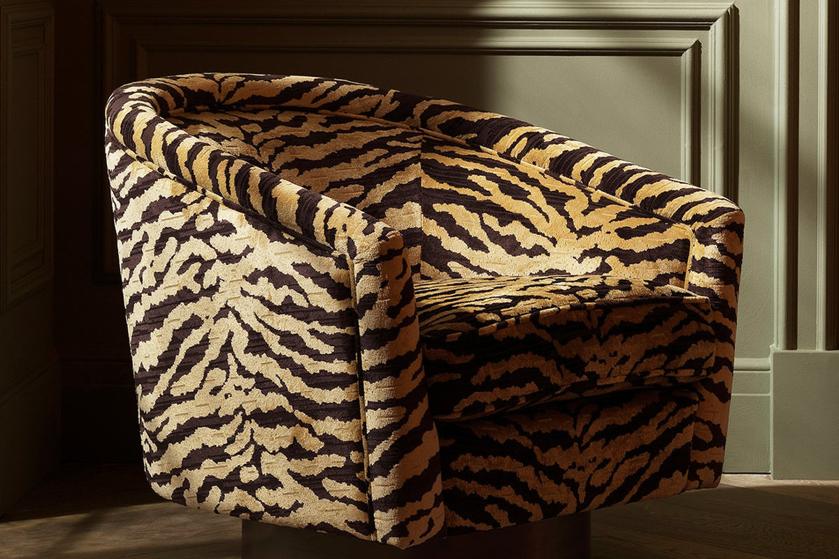 Eleganter Sessel mit Tigermuster in dunklem Raum