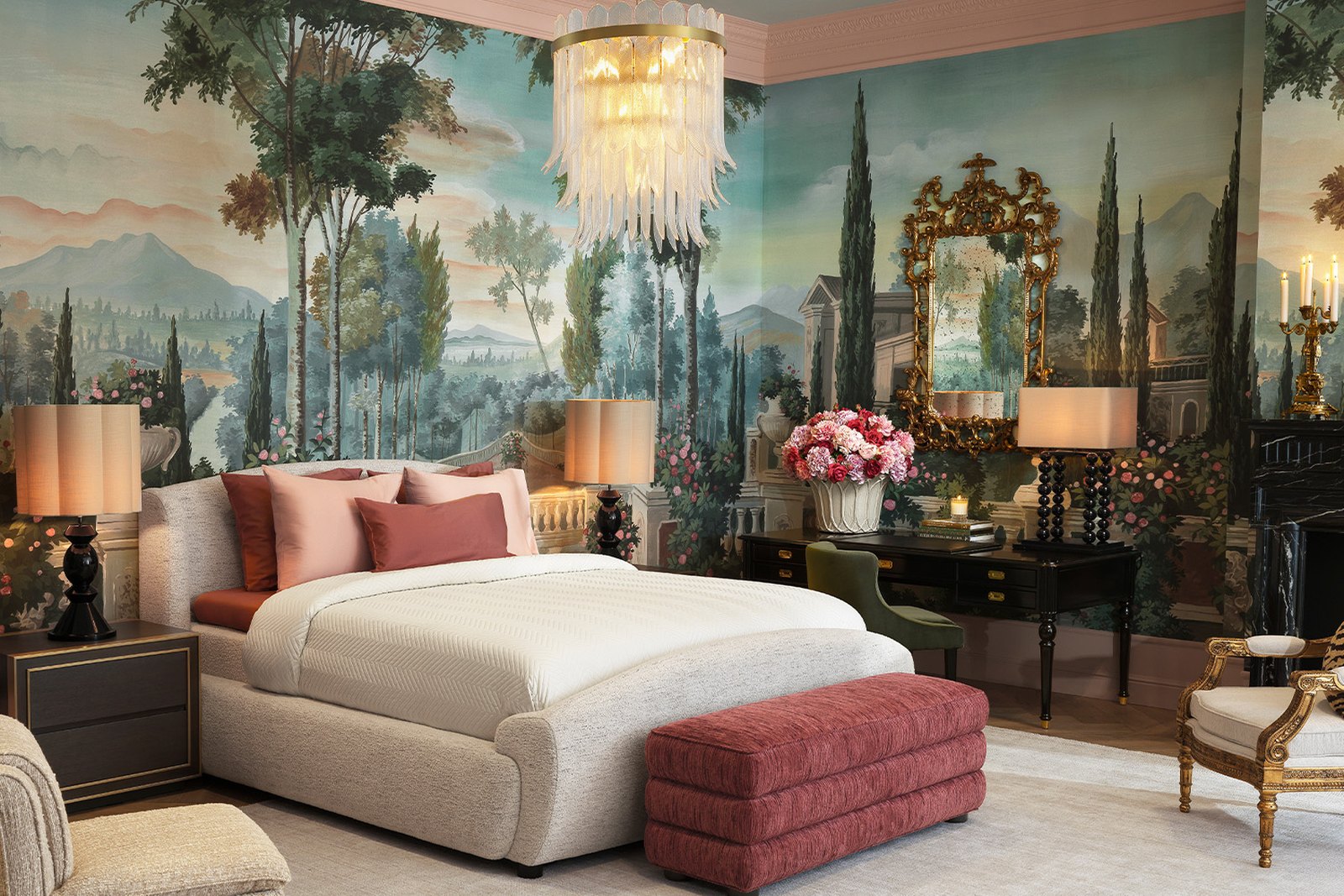 Luxuriöses Schlafzimmer mit Wandgemälde und Kronleuchter