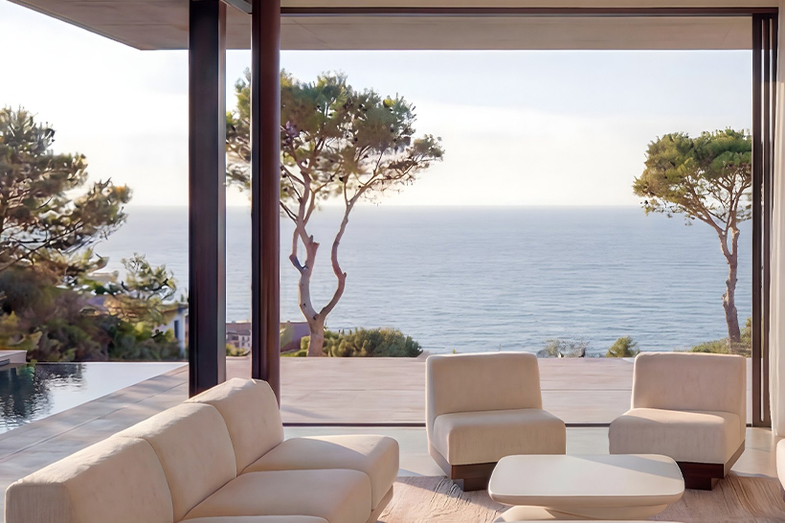 Helles Wohnzimmer mit Meerblick und Designermöbeln