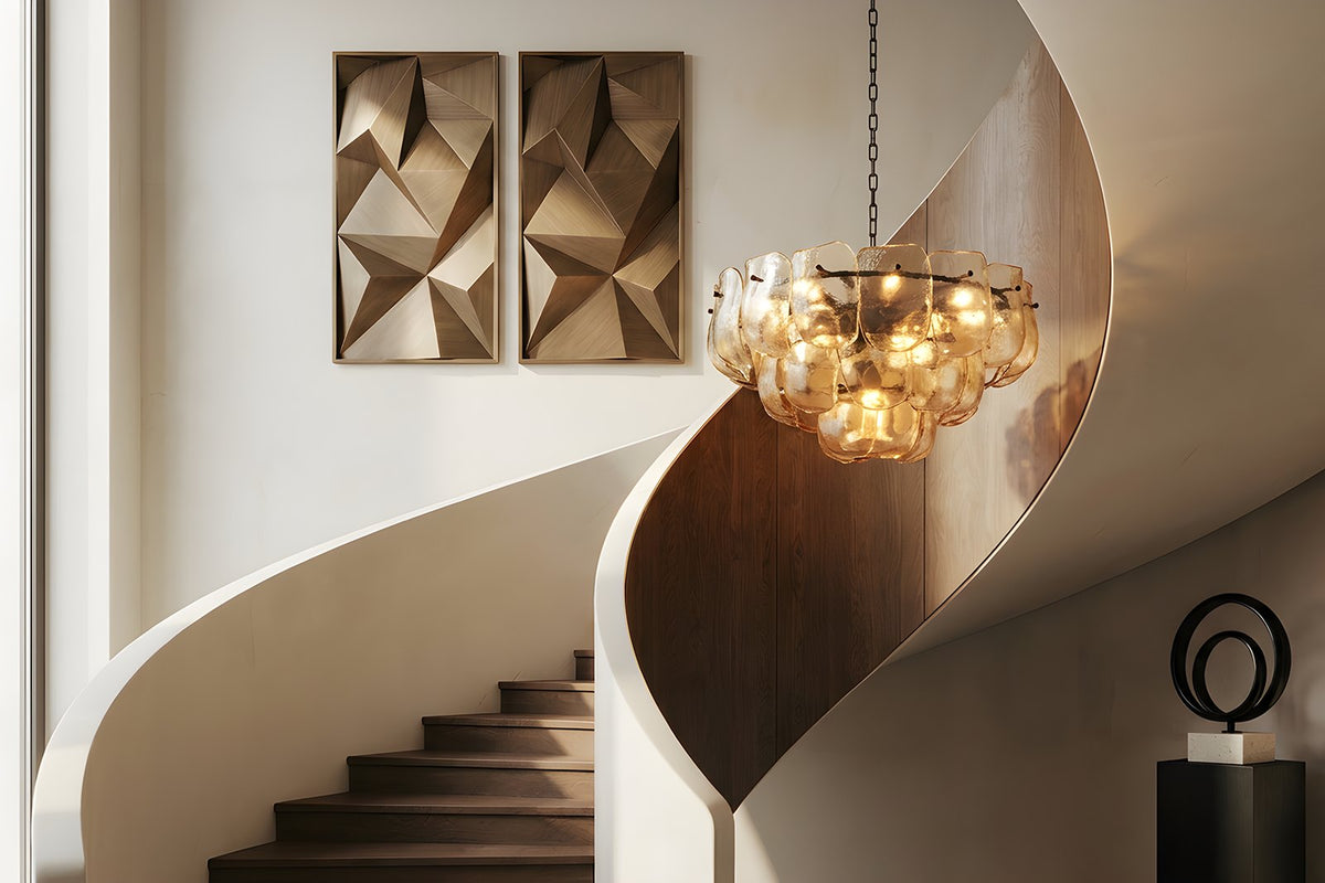 Elegante Wendeltreppe mit Kronleuchter und Wandkunst