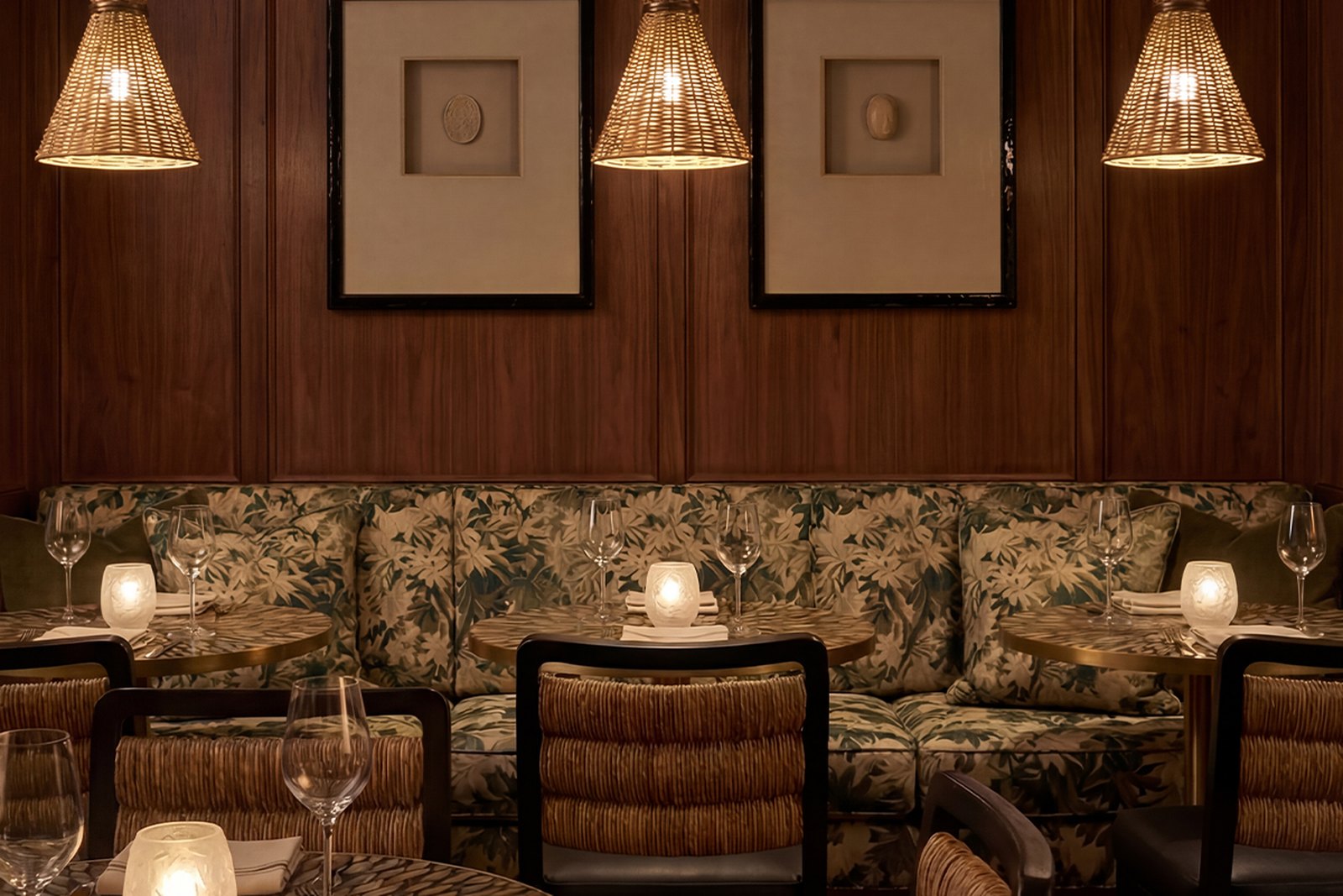 Gemütliche Bar mit Rattanlampen und Holzwänden