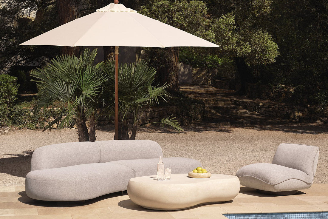 Moderne Outdoor-Lounge am Pool