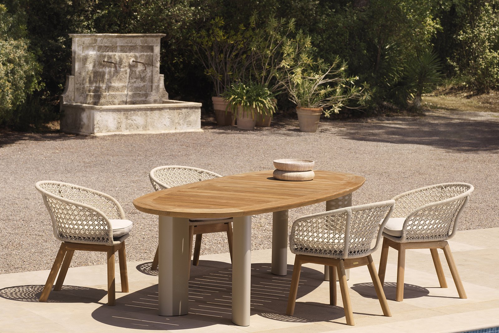 Outdoor-Essbereich am Pool mit Gartenblick