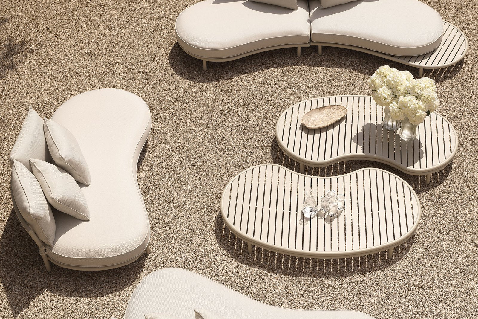 Elegante Outdoor-Lounge-Möbel auf Kiesterrasse