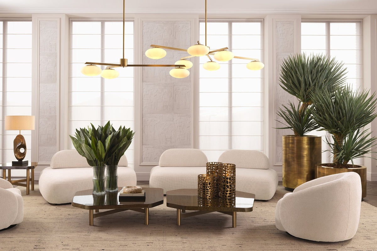 Elegantes Wohnzimmer mit beigen Möbeln und Goldakzenten