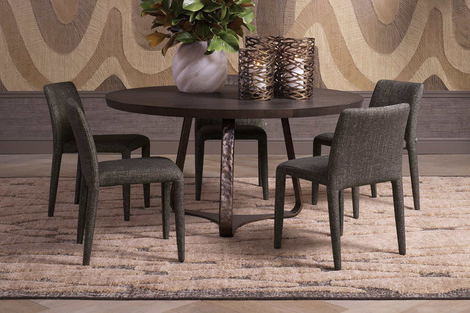 Elegantes Esszimmer mit modernem Esstisch und Pendelleuchte